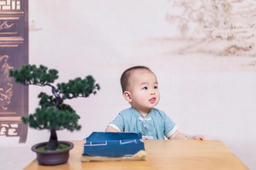 义乌怀孕肚子中间凹两边凸